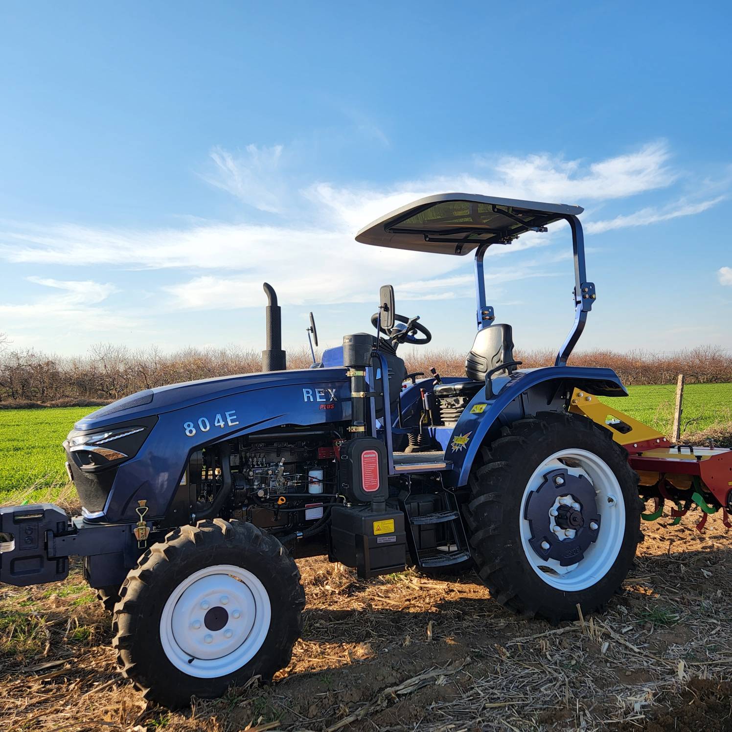 Tractor 80HP con accesorios