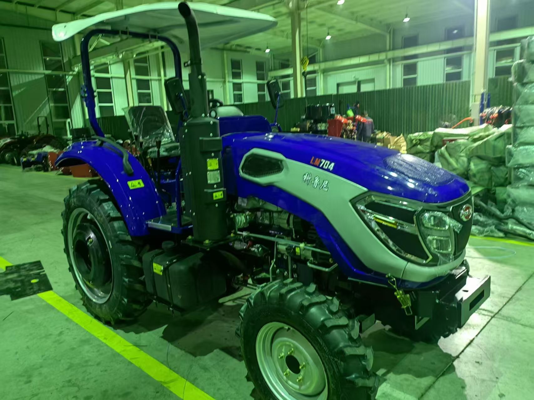 Suministro de tractor de 70 CV con tanque de stock grande